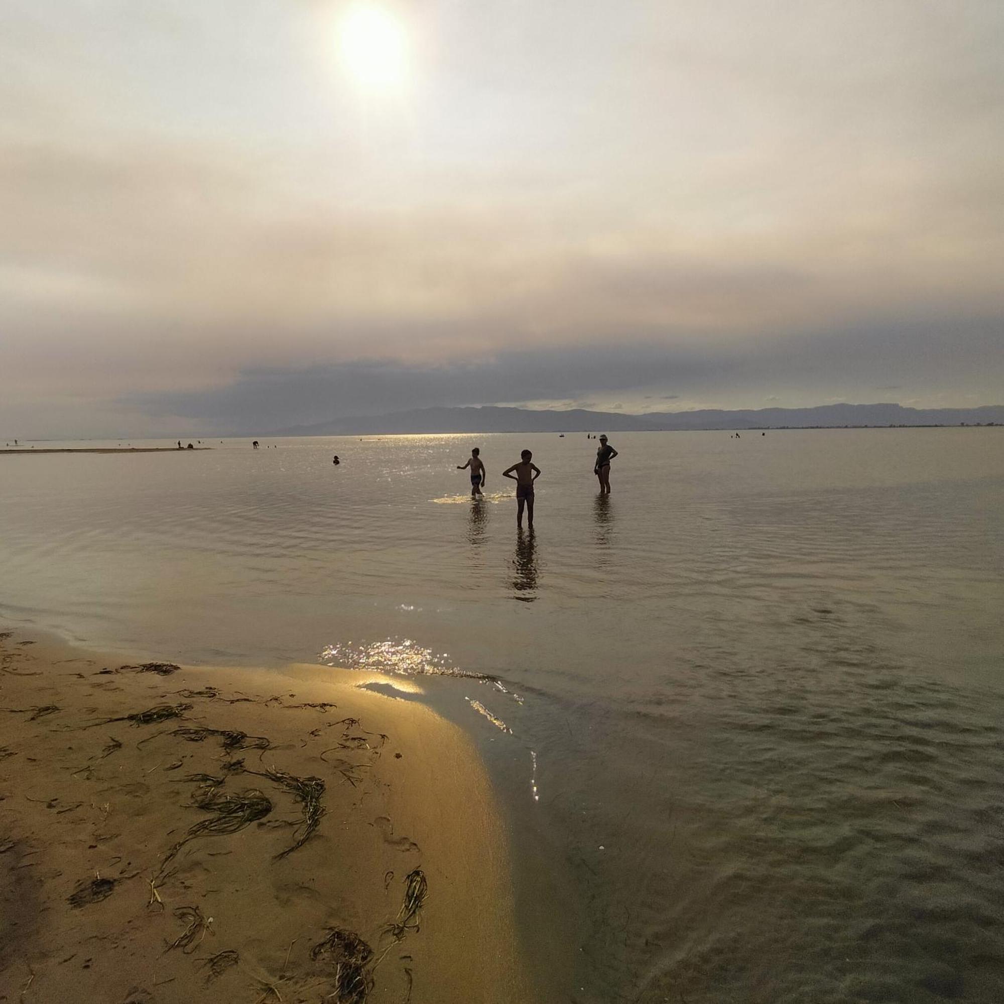 1ª Linea Reformado Y Frente Al Puerto Deportivo Firmamos Contrato Si El Cliente Lo Solicita Aunque Es Necesario Hacer La Reserva Para Poder Comunicarse Оспиталет де л'Инфант Екстериор снимка