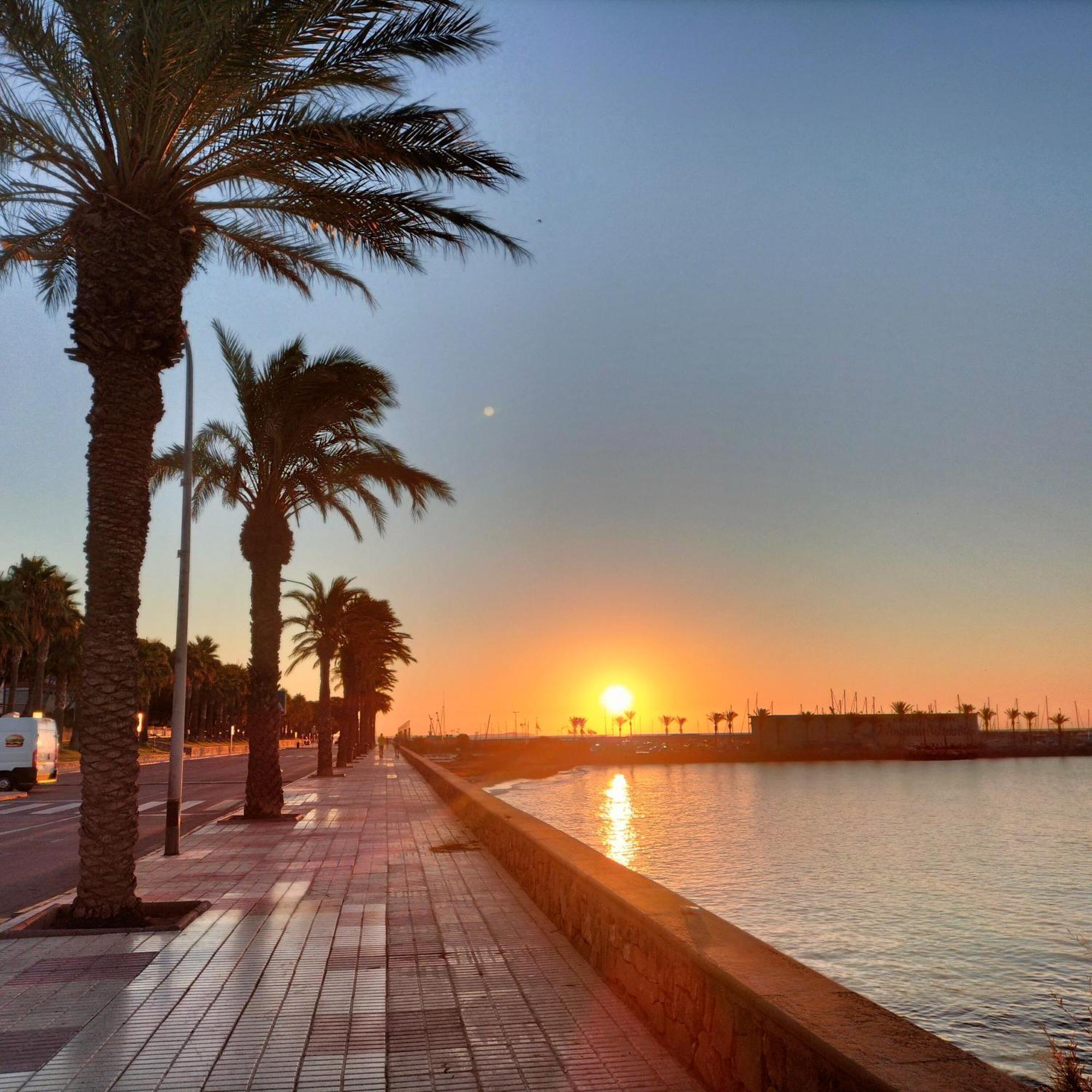 1ª Linea Reformado Y Frente Al Puerto Deportivo Firmamos Contrato Si El Cliente Lo Solicita Aunque Es Necesario Hacer La Reserva Para Poder Comunicarse Оспиталет де л'Инфант Екстериор снимка
